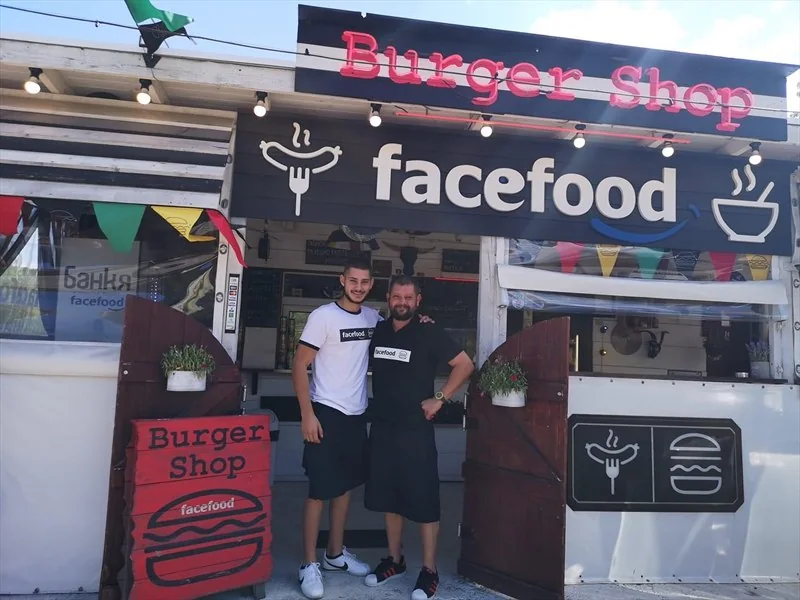 Двама от екипа пред facefood burger shop