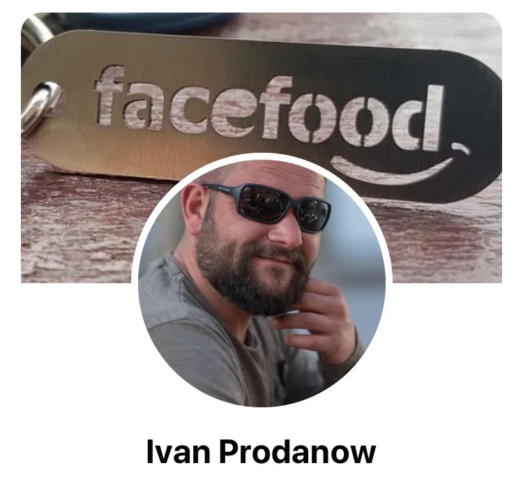 Медальонът на facefood, а зад него — един от собствениците на бизнеса