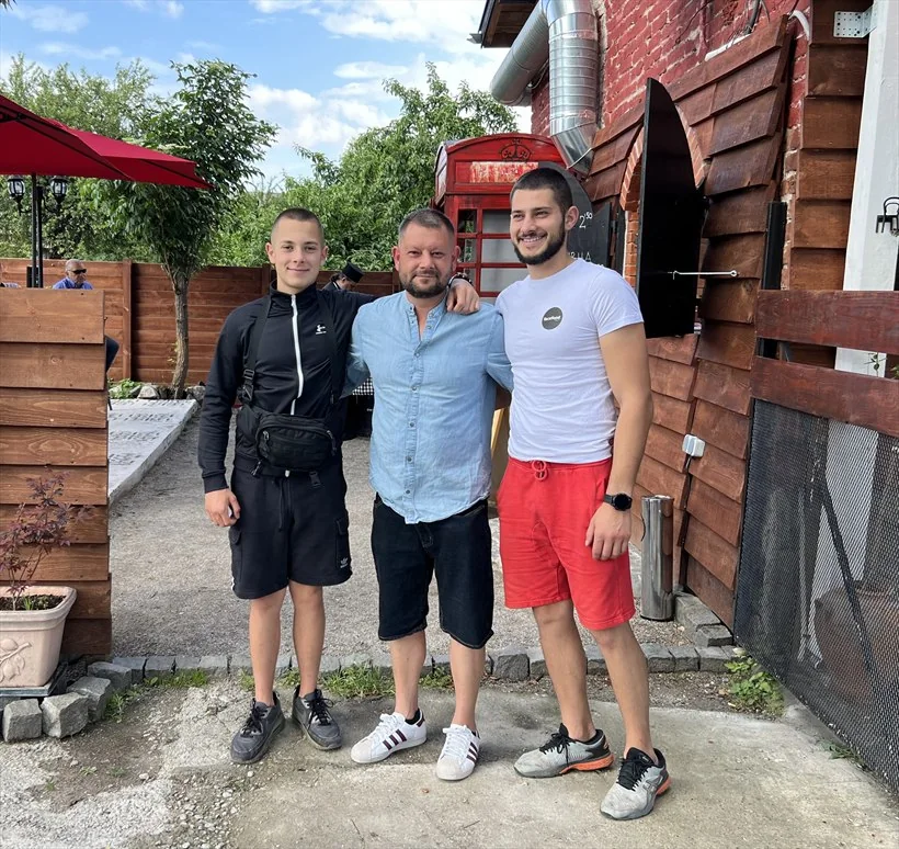 Част от екипа на facefood на терасата на обекта
