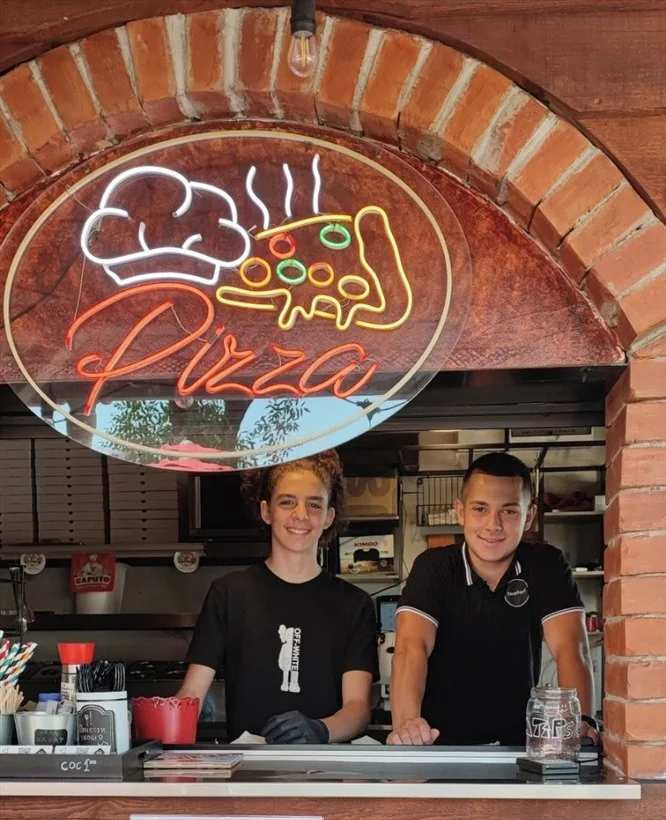 Приготвяне на пица на щанда на facefood pizza shop