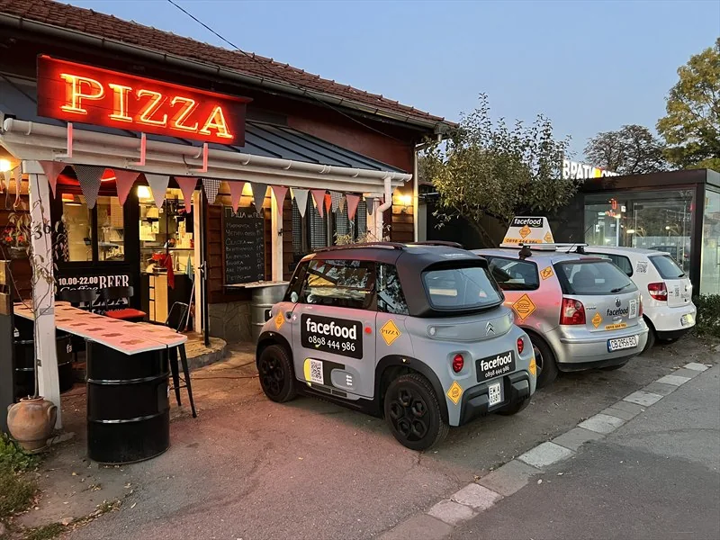 facefood pizza shop привечер, с автомобилите за доставка отпред