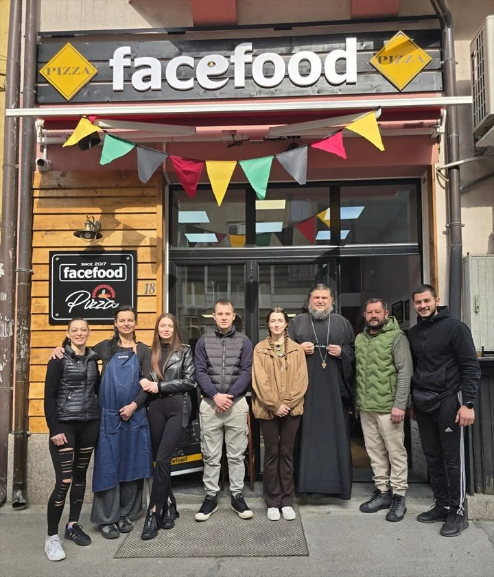 Целият екип на facefood пред новия обект на ул. Козлодуй 18